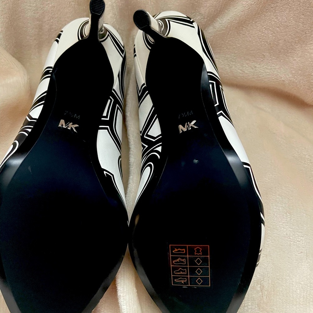 Micheal Kors Logo Heels! Brand new never worn! size 7.5